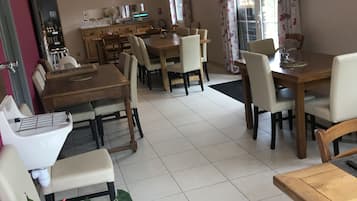 供應早餐、午餐、晚餐;本地菜