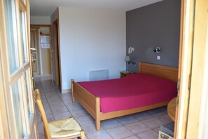 Doppelzimmer | Individuell dekoriert, individuell eingerichtet, Schreibtisch