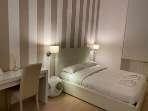 Frette Italian sheets, down comforters, memory foam beds, in-room safe - B&B Sallustio Rooms (Siena)