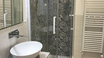 Doppia Basic | Bagno | Doccia, soffione a pioggia, set di cortesia gratuito, asciugacapelli