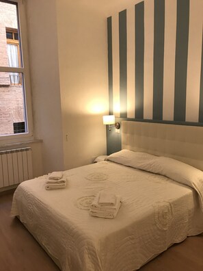 Phòng Deluxe | Bộ trải giường bằng vải Frette của Ý, chăn bông 