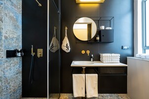 Estudio superior, balcón | Baño | Ducha, artículos de higiene personal gratuitos y secador de pelo