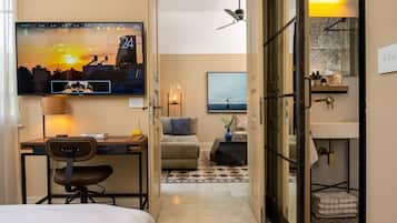 Suite ejecutiva, 1 habitación, balcón | Ropa de cama de alta calidad, minibar y decoración personalizada