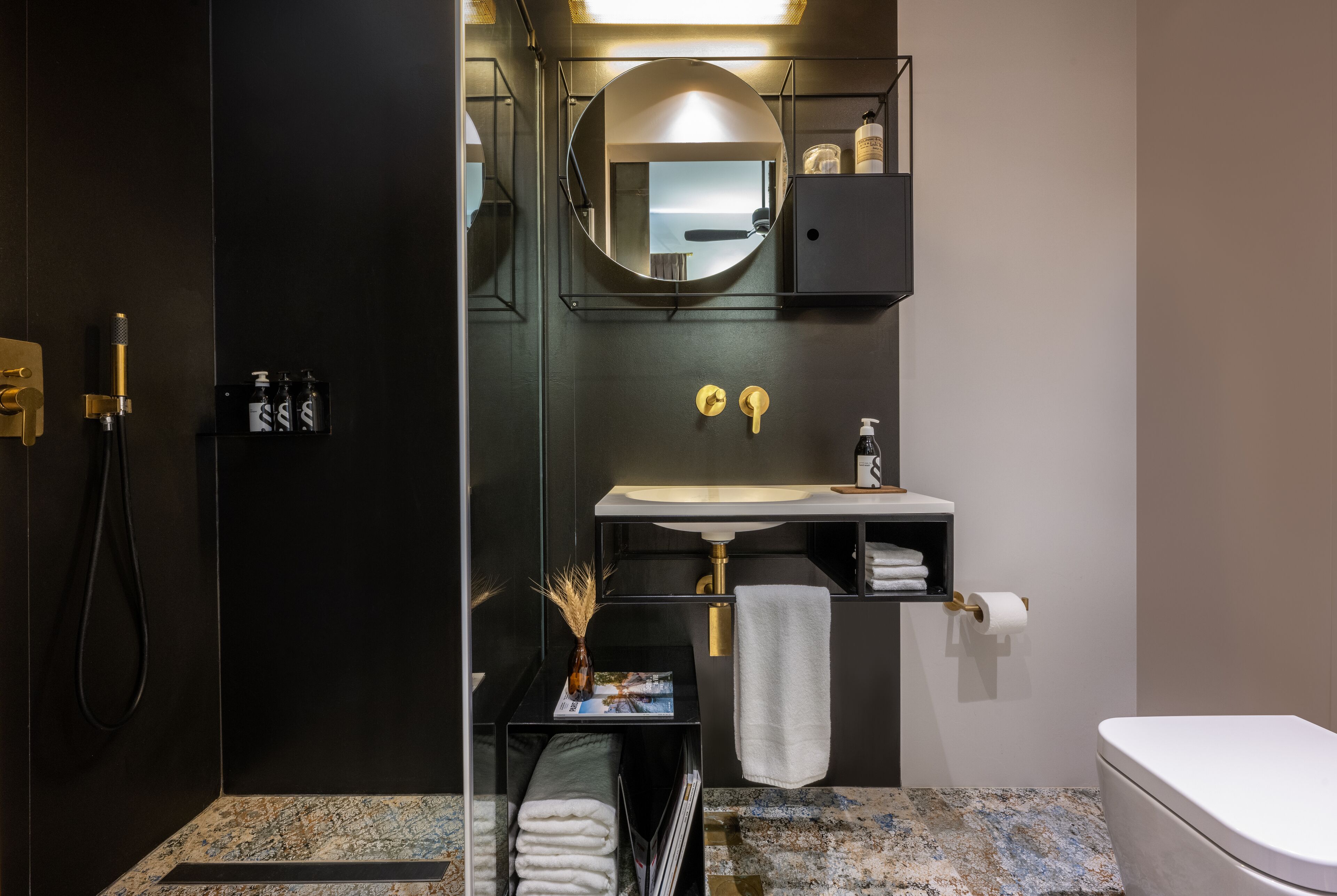 classic double room, balcony | bathroom | shower, free toiletries, hair dryer, towels