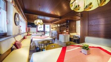 Tägliches Frühstücksbuffet (8 EUR pro Person)