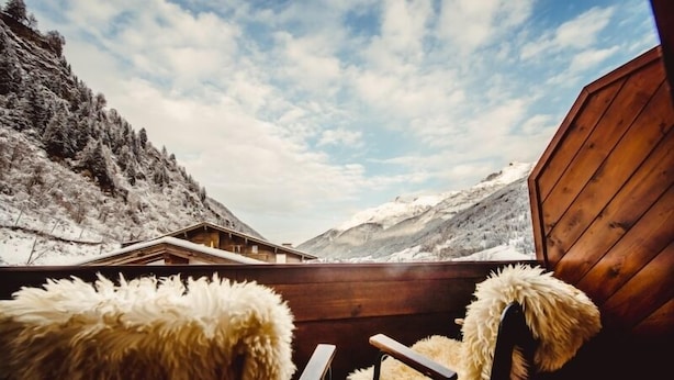 A wooden cabin with a view of snow-covered mountains. - Alpenhaus Monte (Neustift Im Stubaital)
