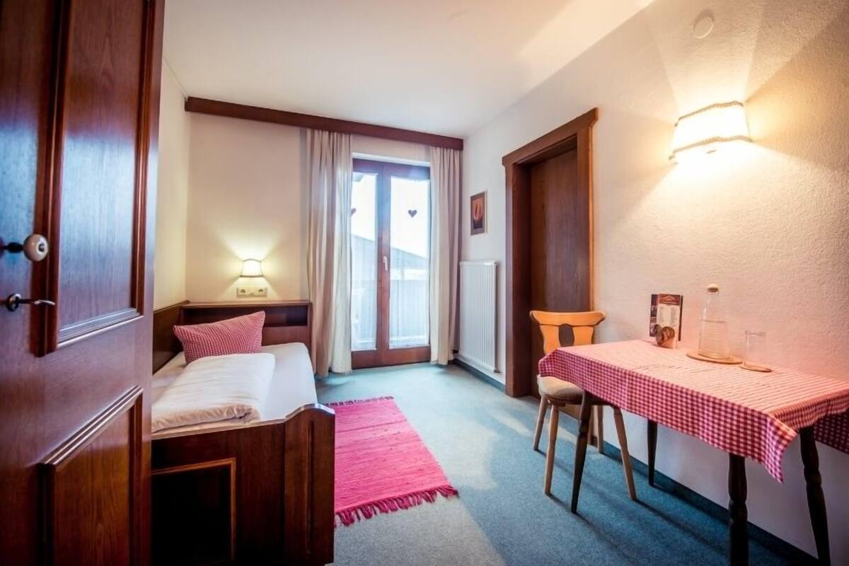 Single Room | In-room safe, desk, free WiFi, bed sheets