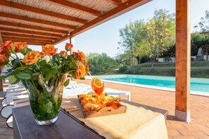 Piscine extérieure (ouverte en saison), parasols de plage