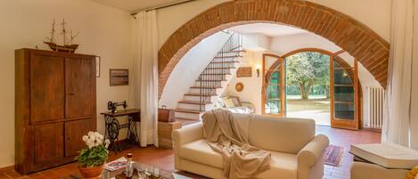 Villa, 3 Bedrooms | Living room | Flat-screen TV, fireplace