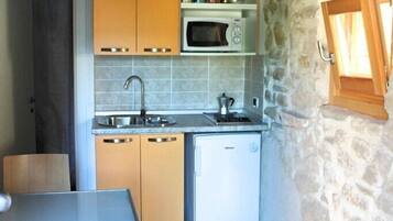 Cottage Klasik | Dapur kecil pribadi | Lemari es, microwave, kompor, dan peralatan masak/sendok-piring