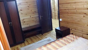 Cottage, 2 kamar tidur | Setrika/meja setrika, tempat tidur lipat/tambahan, dan Wi-Fi gratis