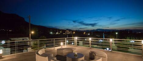 Mặt tiền nơi lưu trú - ban đêm