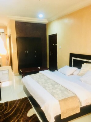 Bureau, espace de travail pour ordinateur portable, Wi-Fi gratuit