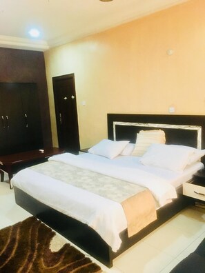 Desk, laptop workspace, free WiFi, bed sheets - El-Hassani Hotel (Benin City)