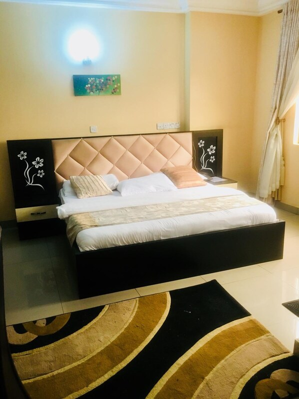 Desk, laptop workspace, free WiFi, bed sheets