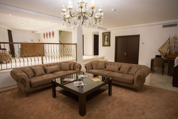 Lobby sitting area - DaVinci Hotel (Baku)