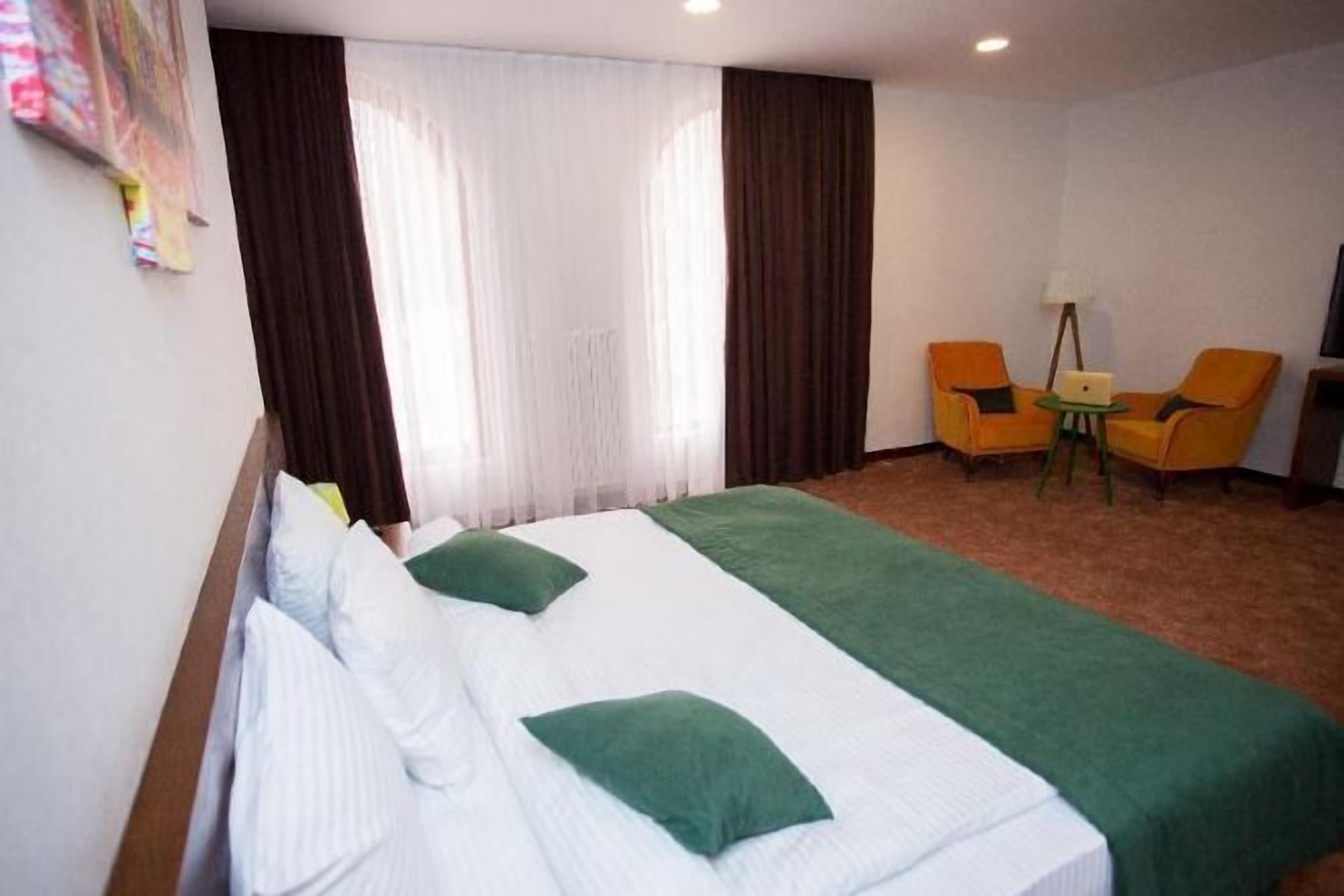 Egyptian cotton sheets, premium bedding, pillowtop beds, minibar