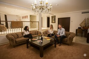 Lobby sitting area - DaVinci Hotel (Baku)