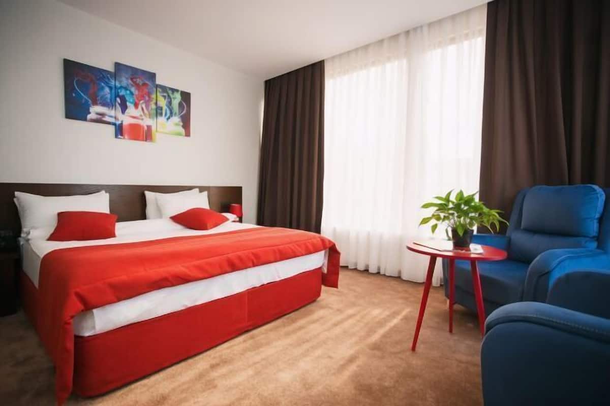 Egyptian cotton sheets, premium bedding, pillow-top beds, minibar