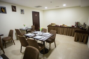Free daily continental breakfast - DaVinci Hotel (Baku)