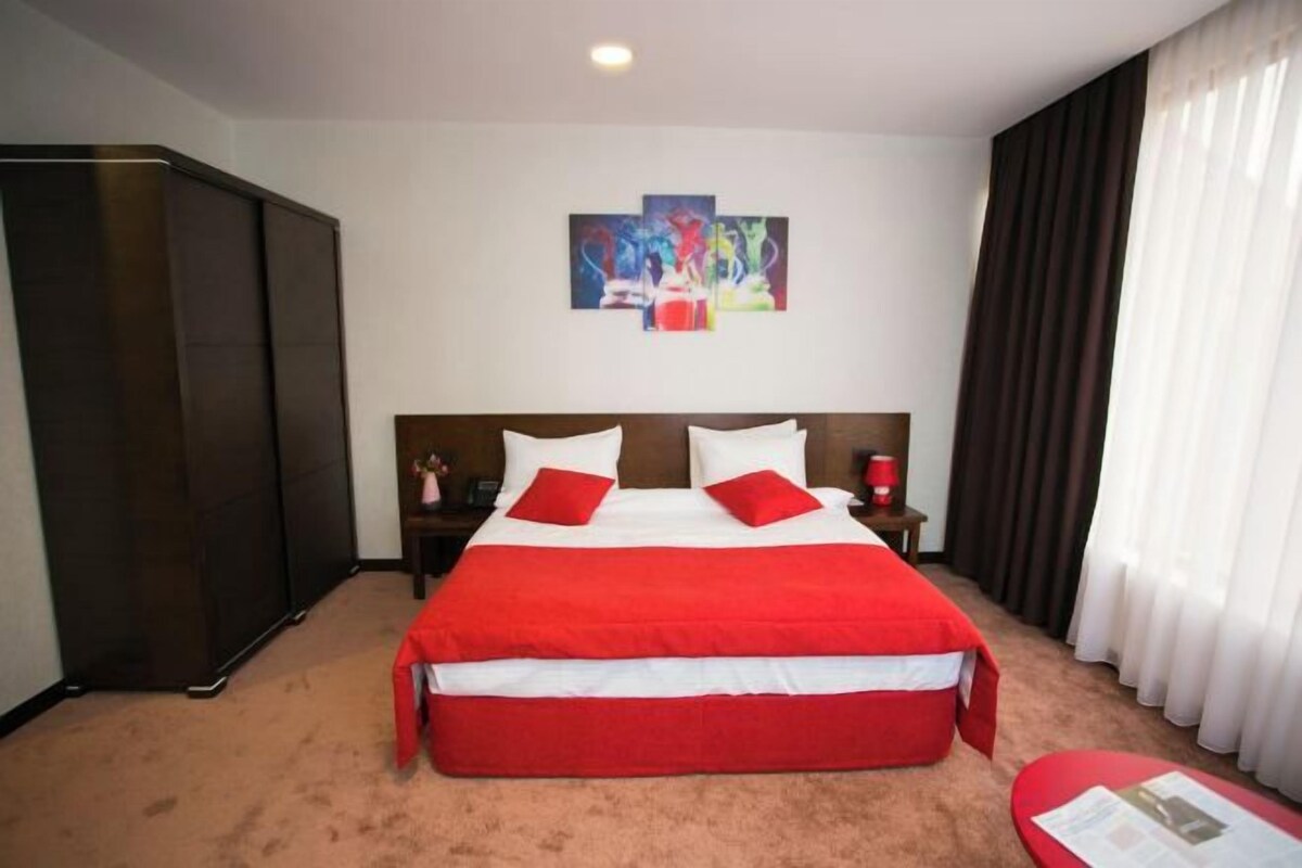 Egyptian cotton sheets, premium bedding, pillow-top beds, minibar