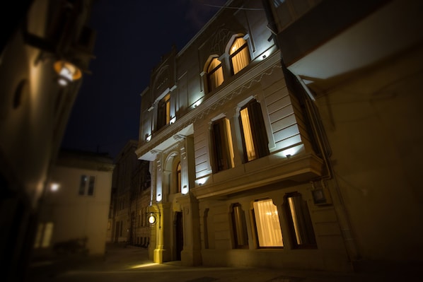 Fachada de la propiedad por la tarde o noche