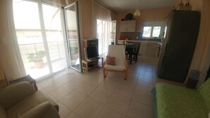 Comfort-Apartment, 2 Schlafzimmer, eigenes Bad | Wohnbereich | 32-Zoll-Smart-TV mit Satellitenempfang, Fernseher