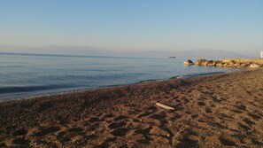 En la playa, camastros, toallas de playa y 3 bares en la playa 