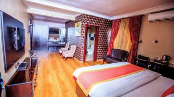 Executive Studio, 1 Queen Bed, Non Smoking | Premium bedding, desk, laptop workspace, iron/ironing board