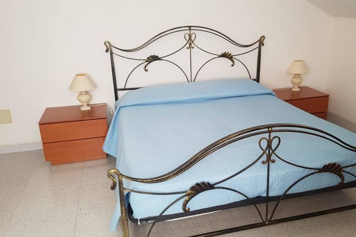 Escritorio, wifi gratis y ropa de cama