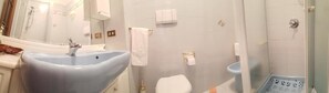 Amenidades de baño gratuitas, secadora de cabello, bidet, toallas
