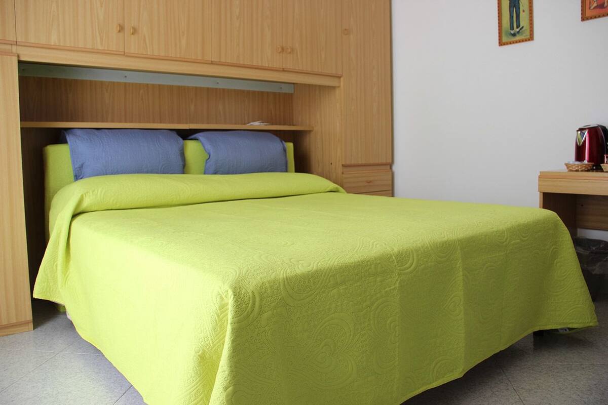 Escritorio, wifi gratis y ropa de cama
