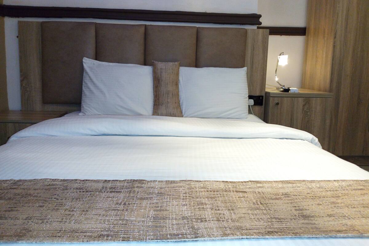 Minibar, in-room safe, desk, iron/ironing board (on request)