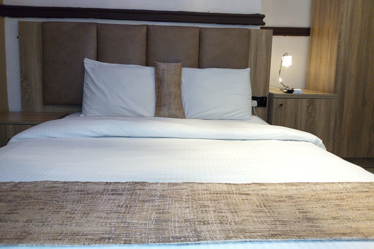 Minibar, in-room safe, desk, iron/ironing board