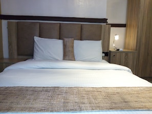 Quarto casal luxo | Frigobar, cofres nos quartos, escrivaninha
