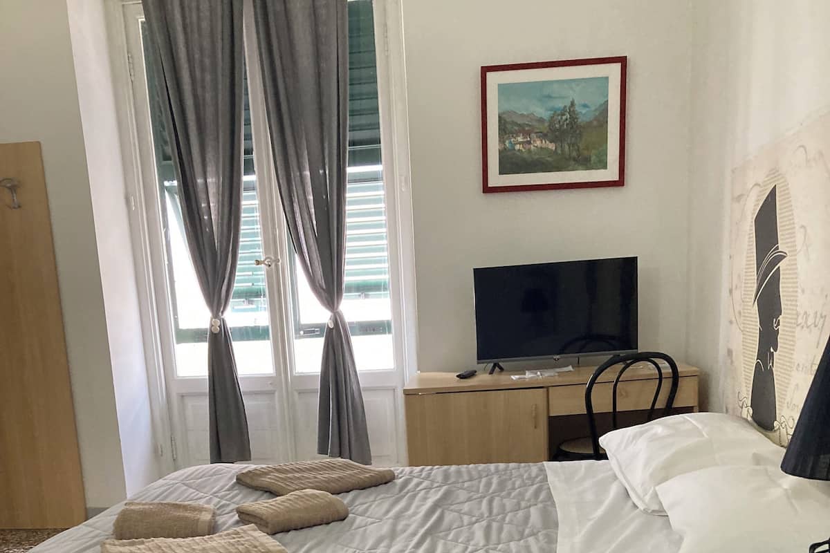 Camera tripla, letti multipli, non fumatori | Una scrivania, Wi-Fi gratuito, lenzuola