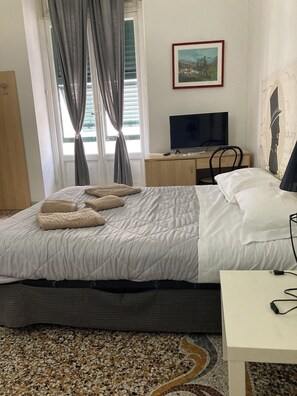 Bureau, Wi-Fi gratuit, draps fournis