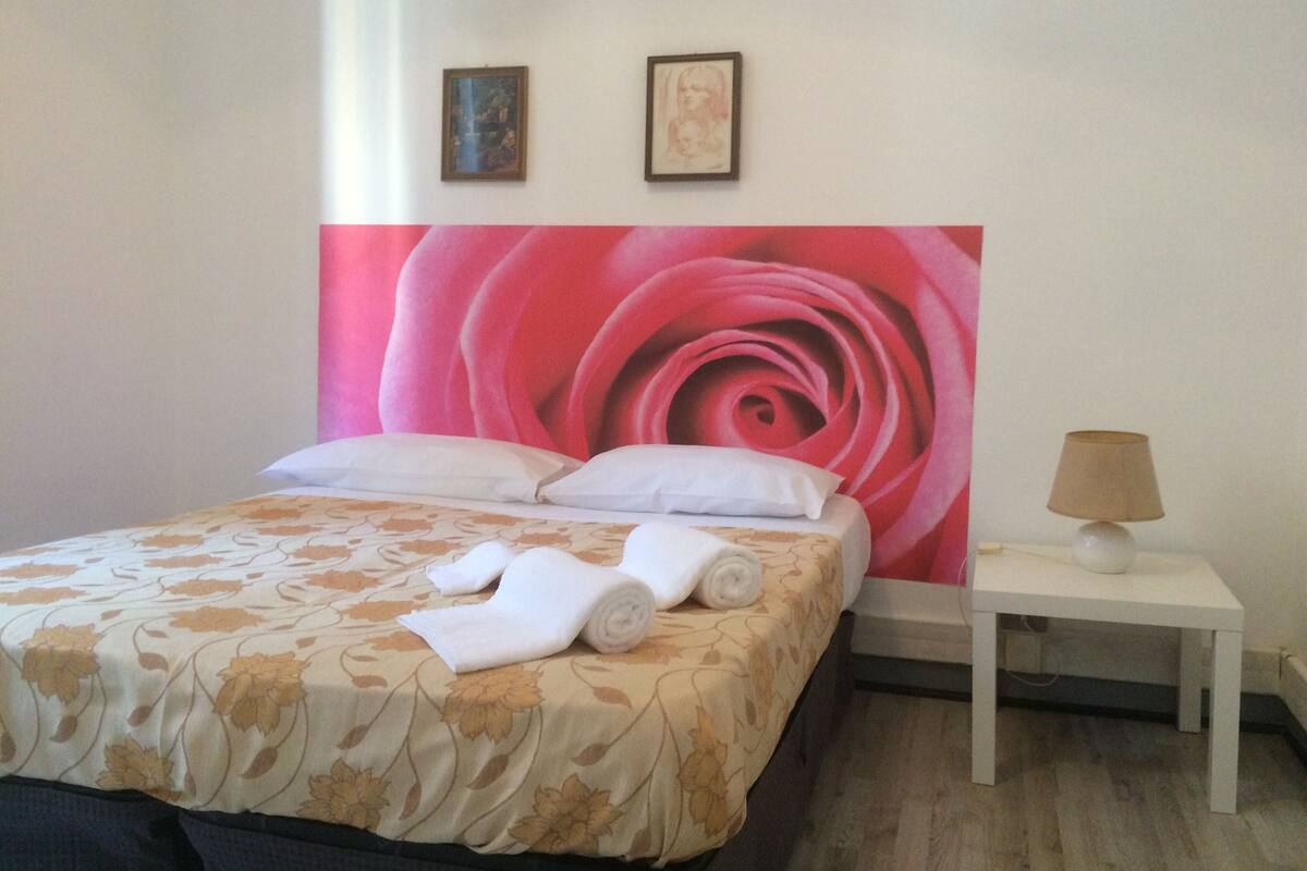 مكتب وواي فاي مجانًا وملاءات أسرّة