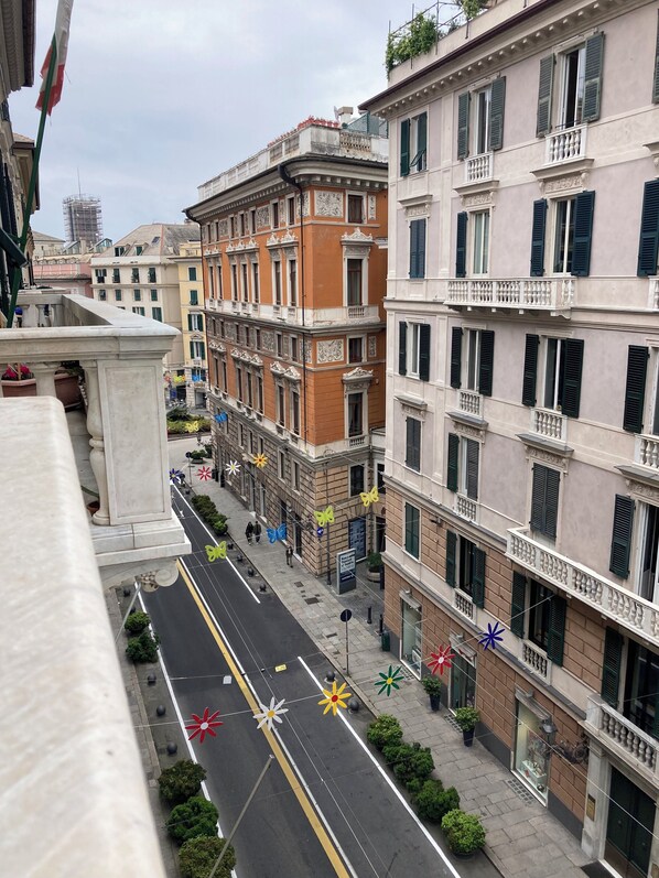 Vista frontal de la propiedad