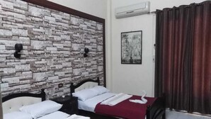 Double or Twin Room | Meja, Wi-fi percuma 