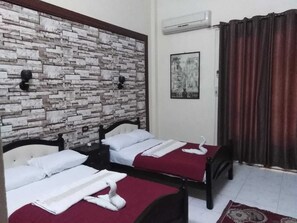 Desk, free WiFi - New Palace Hotel (Cairo)