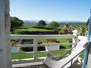 A balcony with a view of a green landscape and mountains. - L'Estancat (Pardies-Pietat)