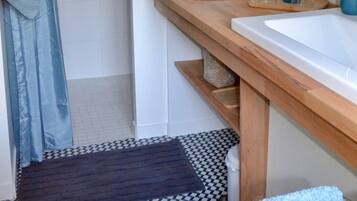 Familien-Vierbettzimmer (La Bordeta) | Badezimmer | Dusche, kostenlose Toilettenartikel, Haartrockner, Handtücher