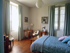 Habitació doble, 1 llit de matrimoni, no fumadors | Roba de llit d'alta qualitat i decoració individual 