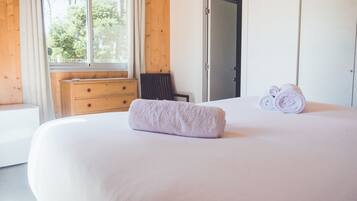 Habitación doble superior, patio | Caja de seguridad en la habitación, wifi gratis y ropa de cama