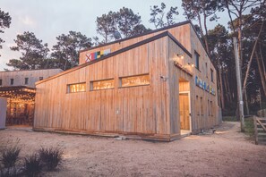 A wooden building with a flat roof, large windows, and a sign that reads "PARKING". - Wanderlust José Ignacio (José Ignacio)