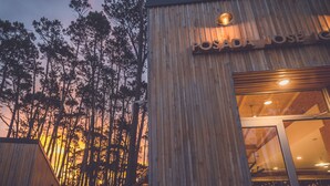 Un edificio in legno con un cartello che riporta la scritta 'POSADA JOSE'.