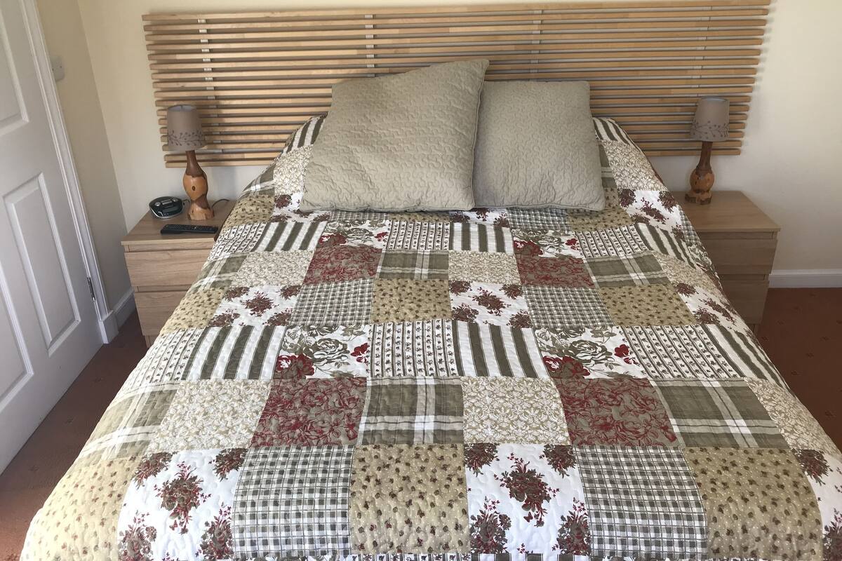 Habitación doble Deluxe | Caja de seguridad en la habitación y tabla de planchar con plancha
