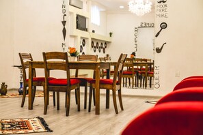Daily continental breakfast for a fee - Sherlock Holmes Hostel Baku (Baku)