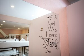 Shared Dormitory, Women only (10 guests) - Sherlock Holmes Hostel Baku (Baku)